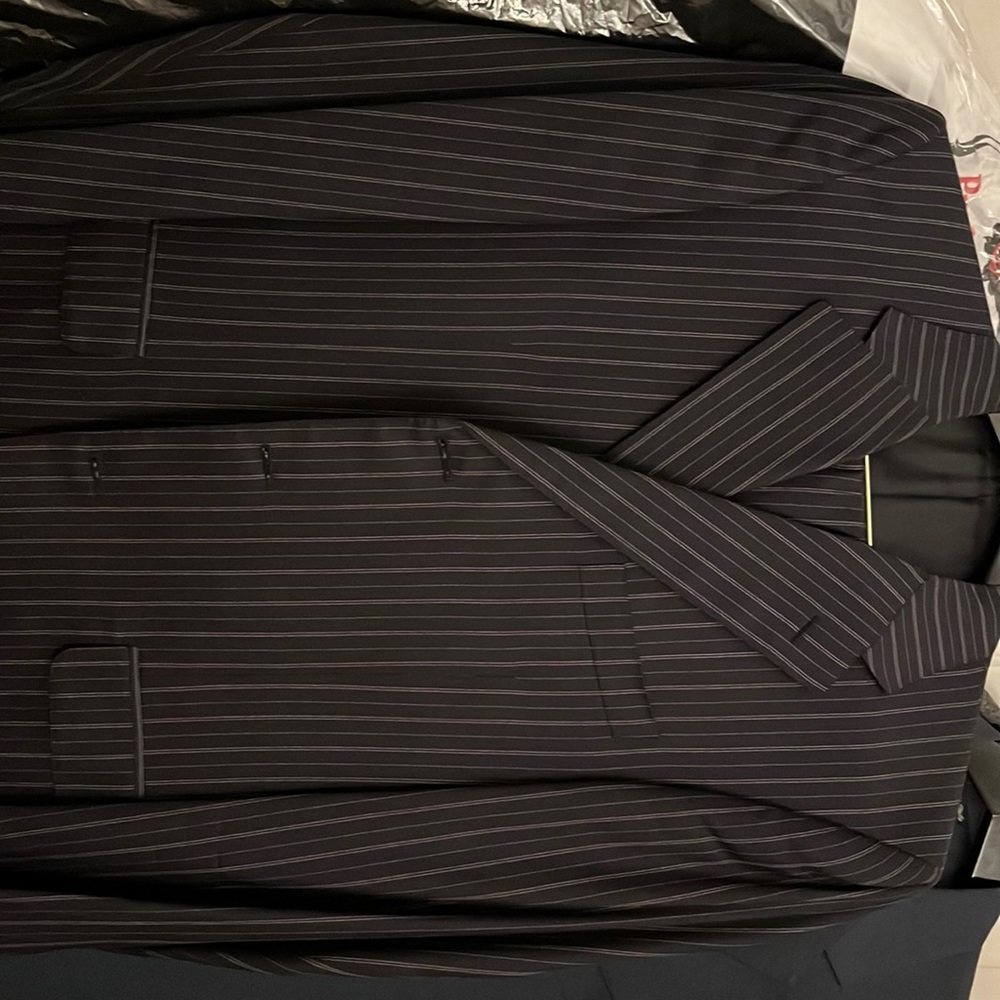 CORNELIANI Men’s 3 button suit. Size 40 Regular. Trousers has pleases.100% wool.